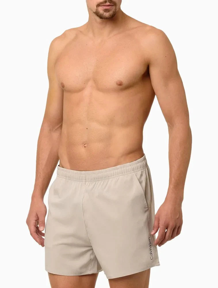 SHORT CALVIN KLEIN LISO COM LOGO LATERAL
