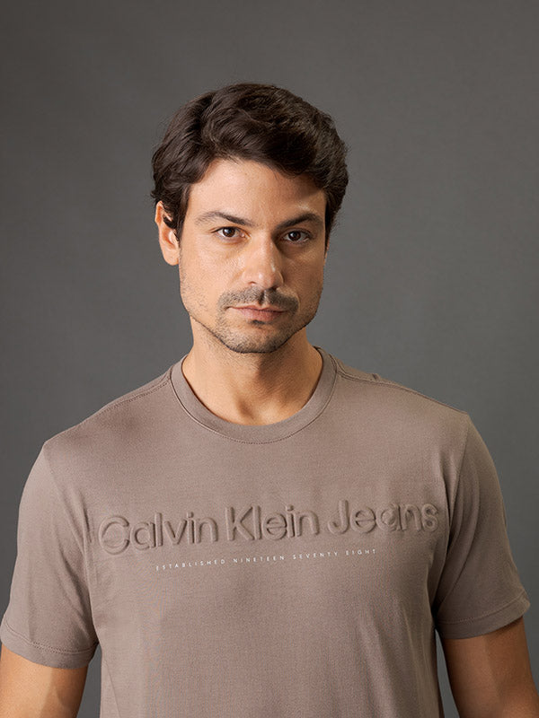 CAMISETA CALVIN KLEIN MASCULINA EMBOSSED MINIMAL LOGO