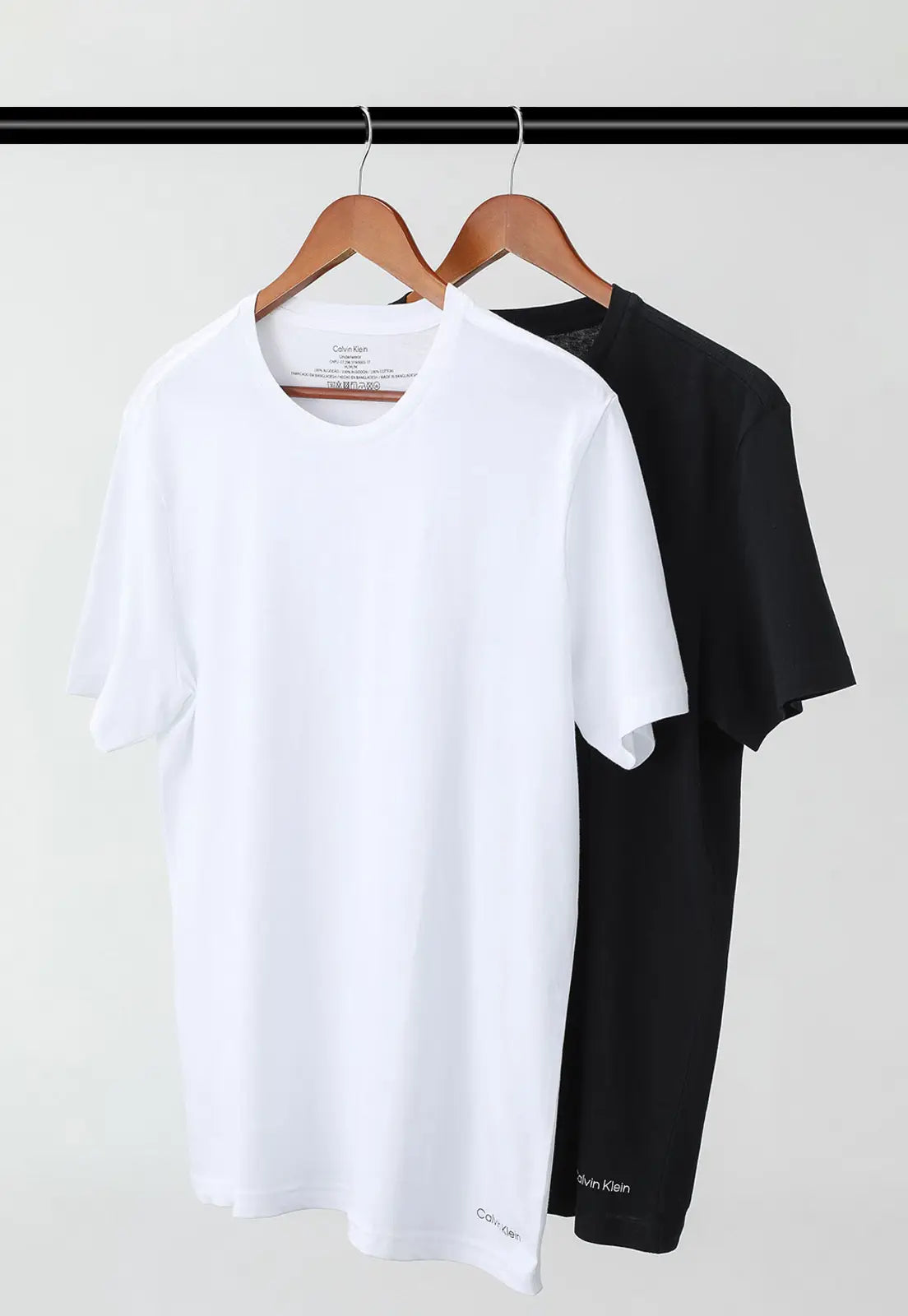 KIT CALVIN KLEIN 2 CAMISETAS BASICAS PRETO / BRANCO