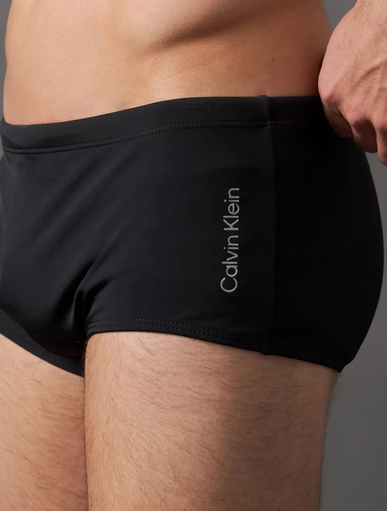 SUNGA CALVIN KLEIN TRUNK LISA COM LOGO LATERAL PRETO