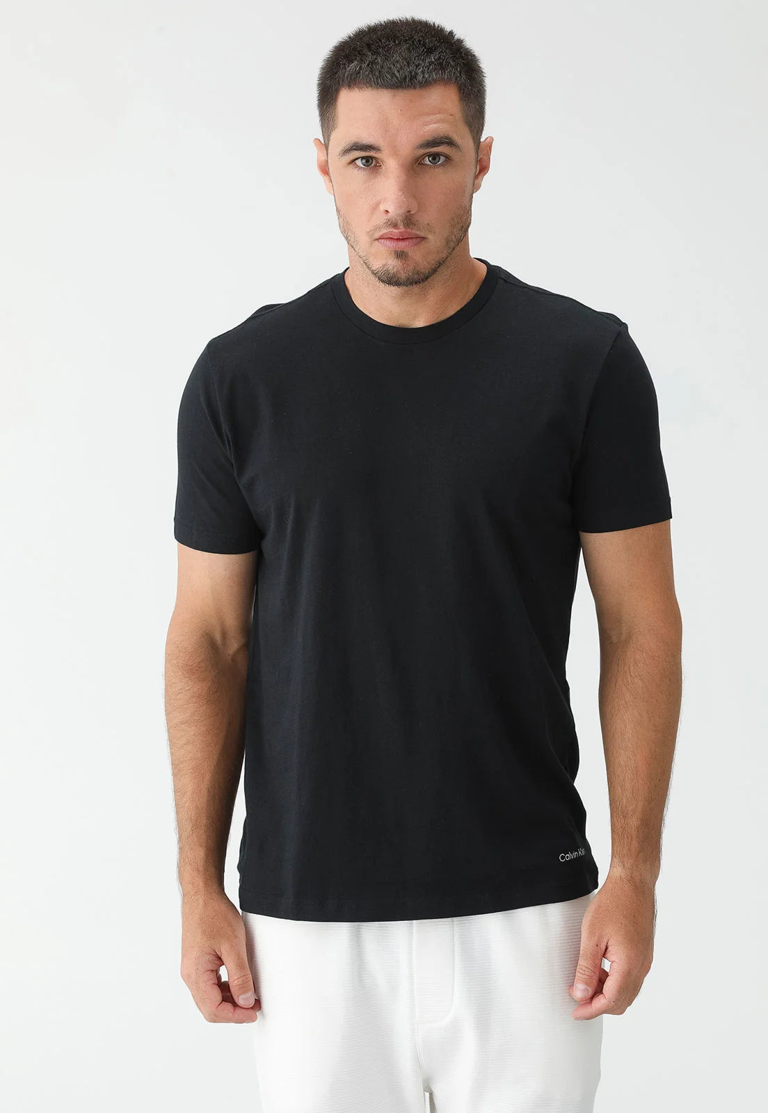 KIT CALVIN KLEIN 2 CAMISETAS BASICAS PRETO / BRANCO