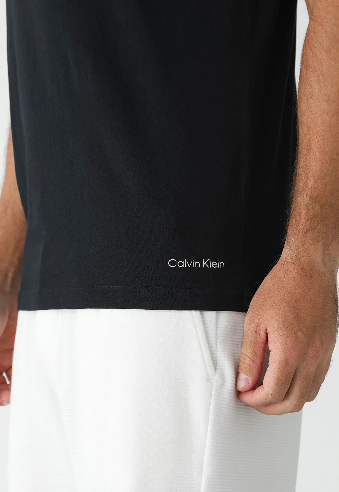 KIT CALVIN KLEIN 2 CAMISETAS BASICAS PRETO / BRANCO