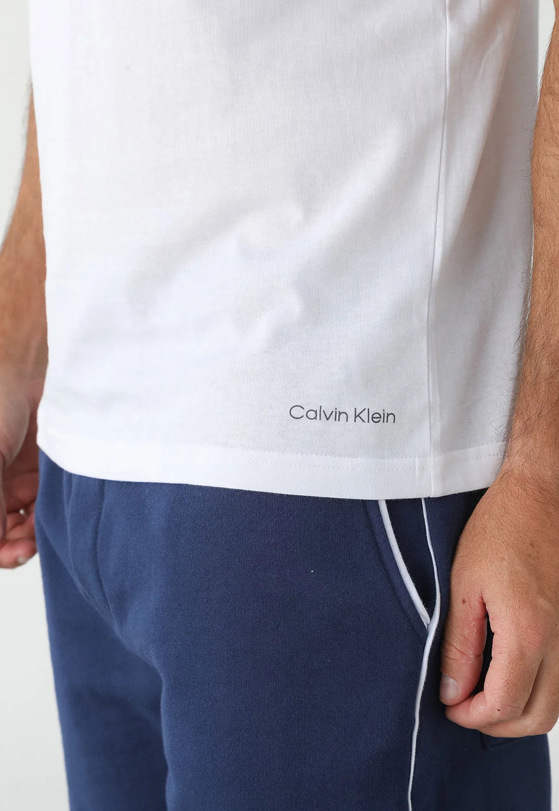 KIT CALVIN KLEIN 2 CAMISETAS BASICAS PRETO / BRANCO