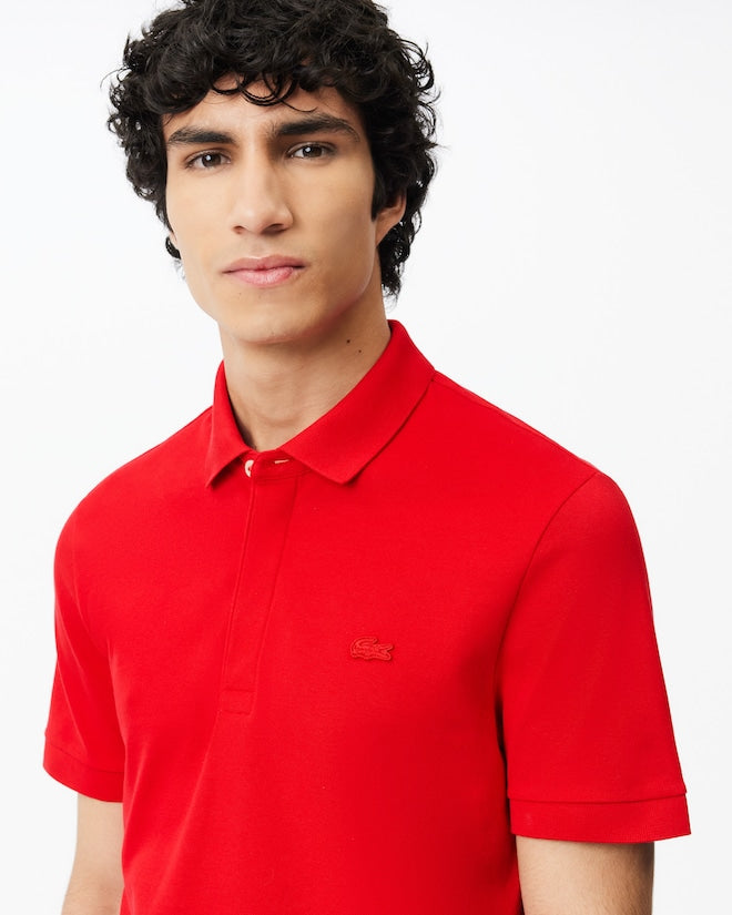 POLO LACOSTE REGULAR FIT PARIS EM PIQUÉ STRETCH -VERMELHO