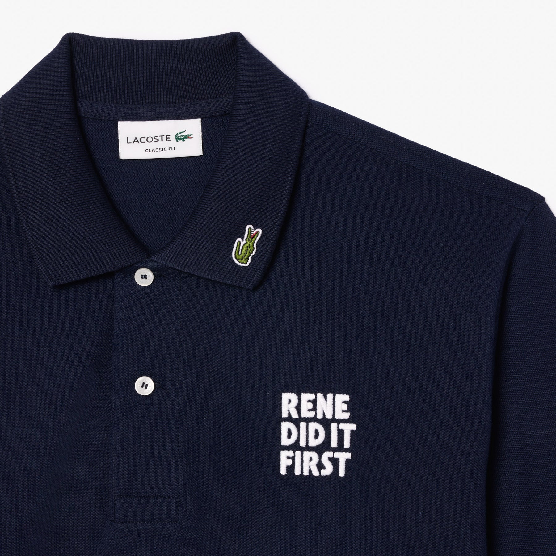 POLO LACOSTE ORIGINAL L.12.12 COM SLOGAN BORDADO