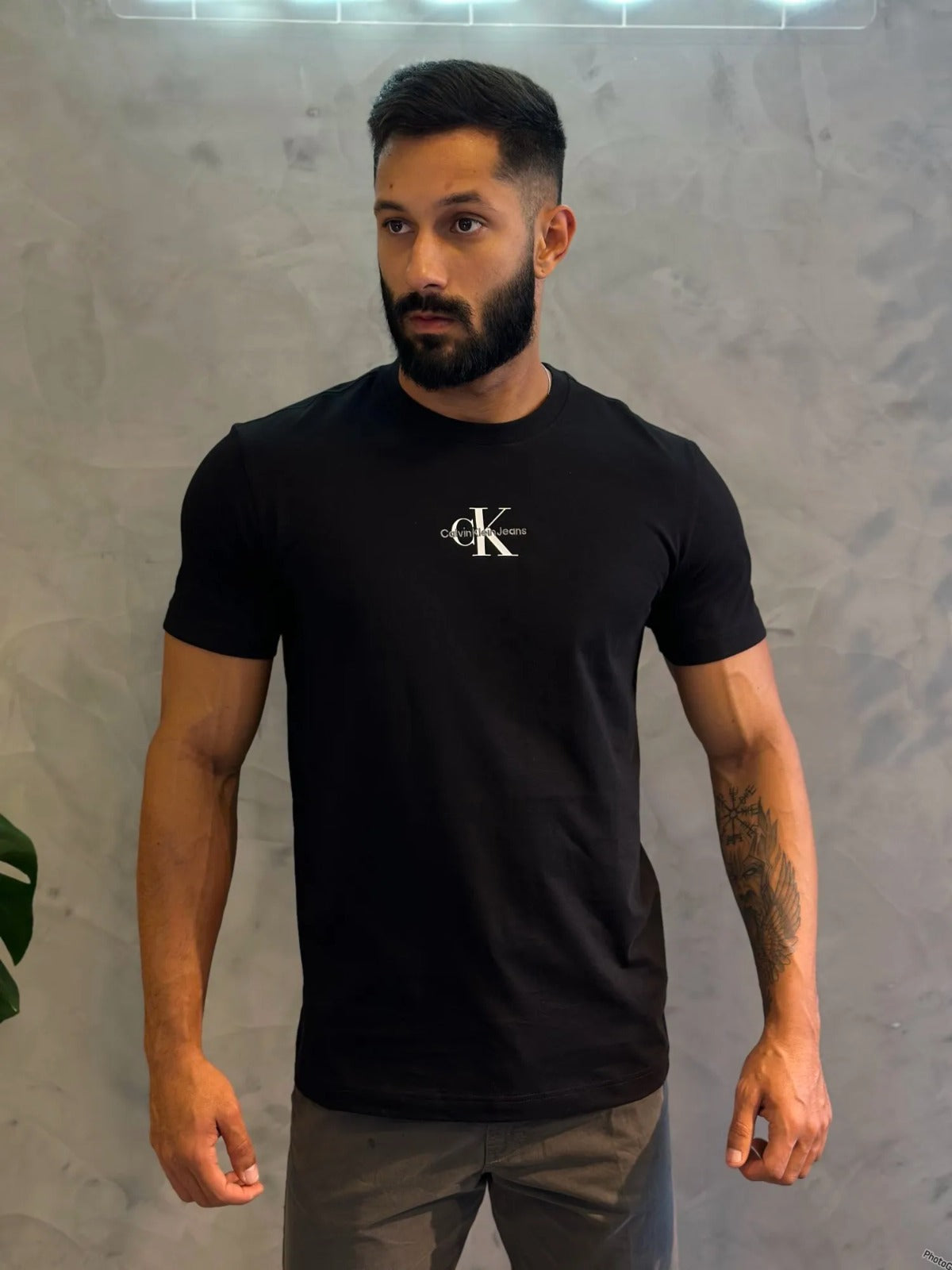 CAMISETA CALVIN KLEIN MONOLOGO PEITO PRETO