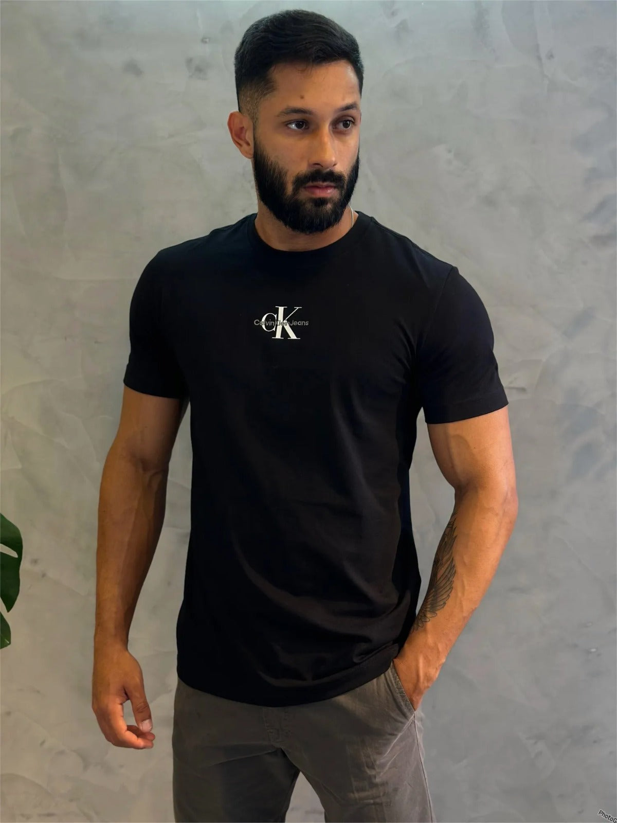 CAMISETA CALVIN KLEIN MONOLOGO PEITO PRETO