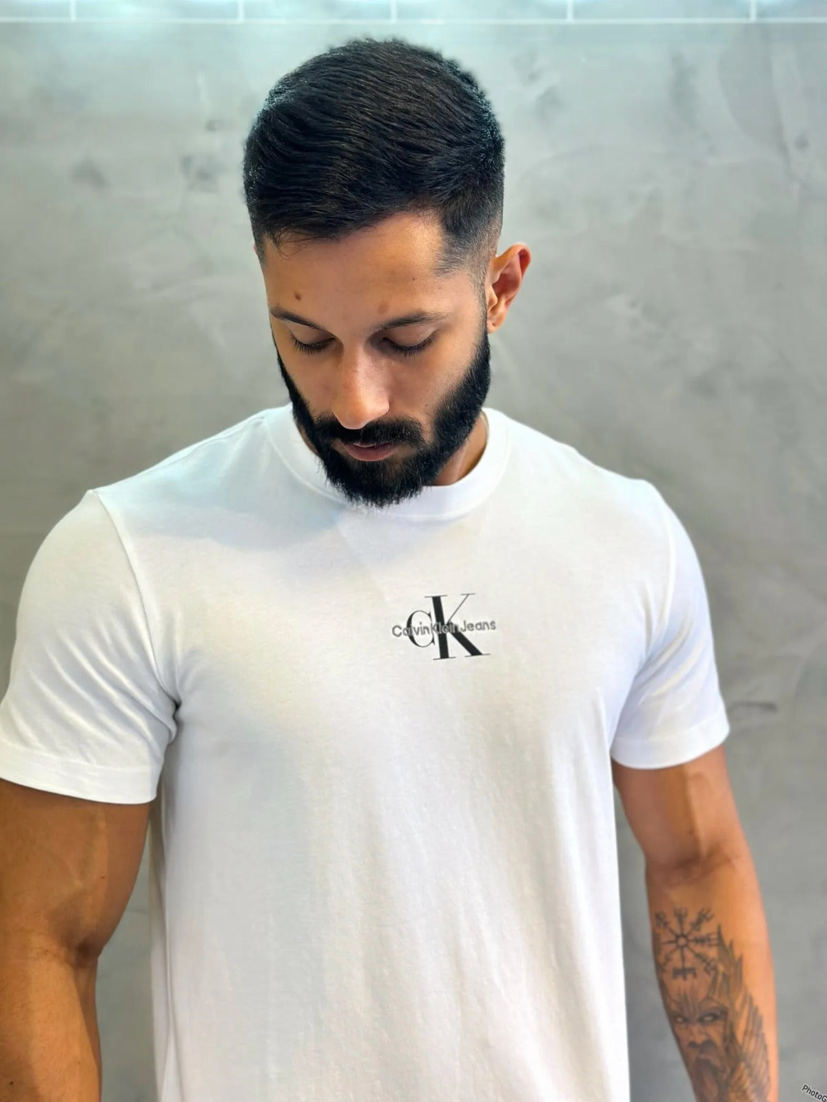 CAMISETA CALVIN KLEIN MONOLOGO PEITO BRANCO