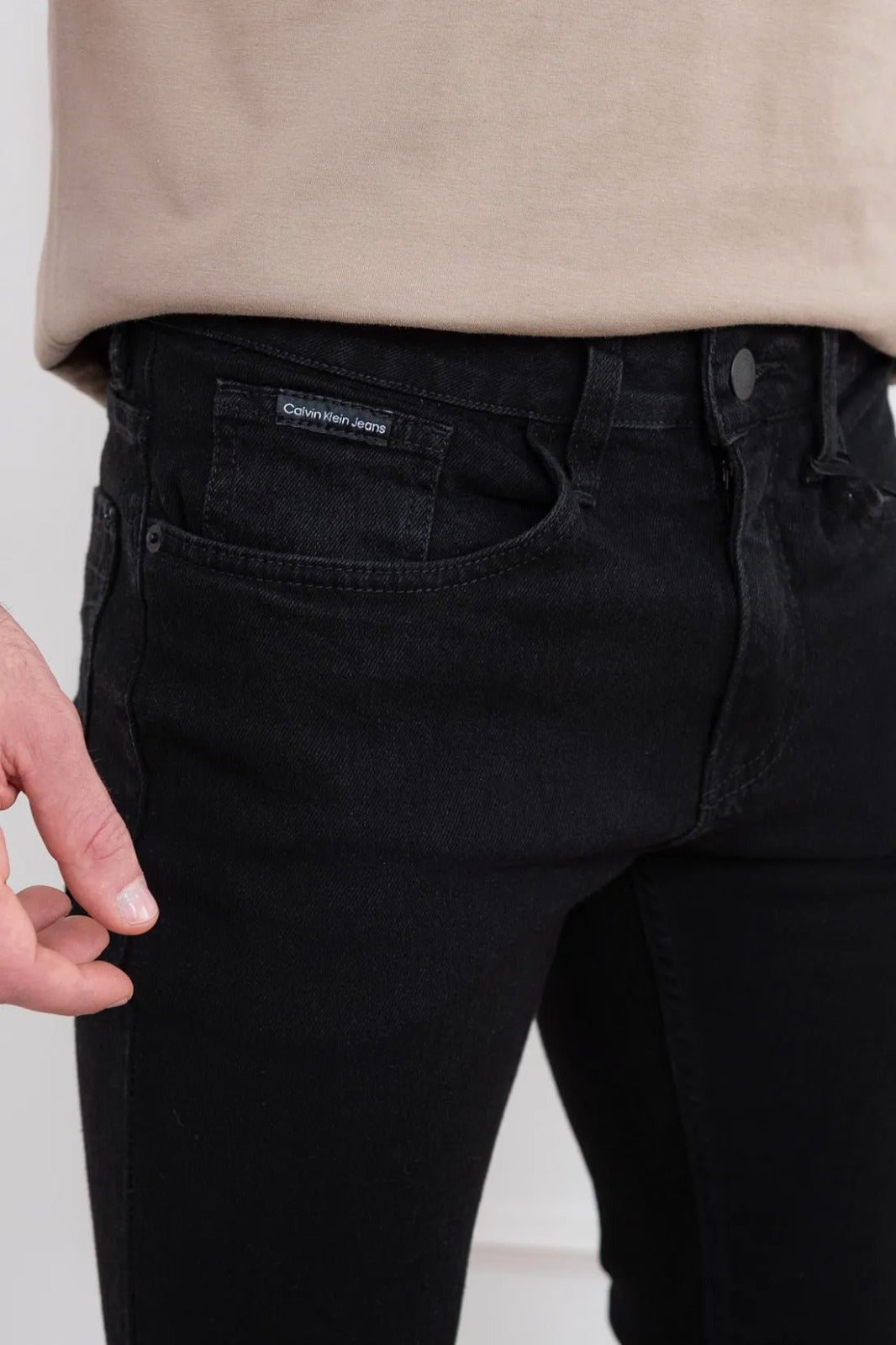 CALCA JEANS CALVIN KLEIN PRETA SUPER SKINNY