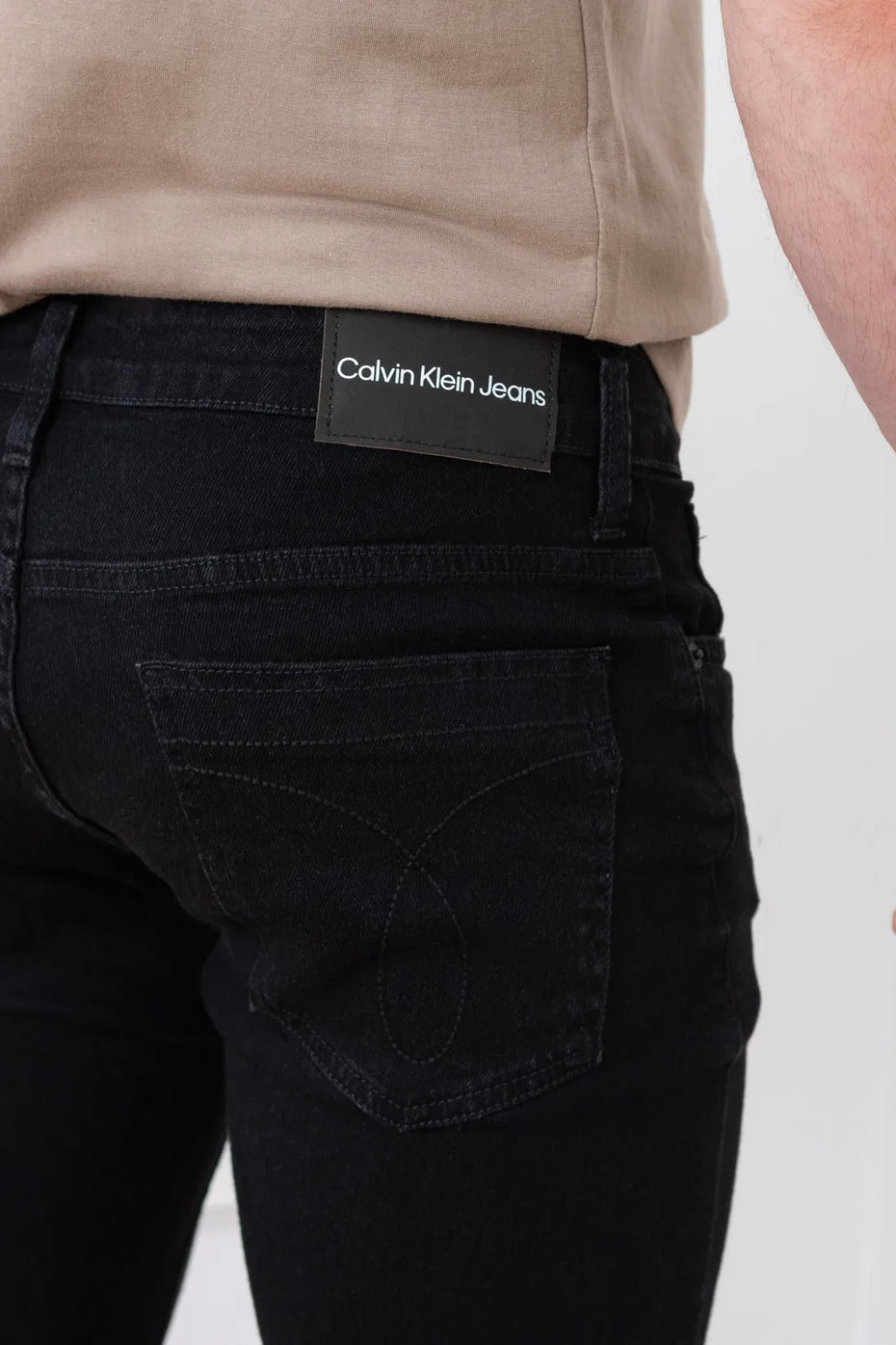 CALCA JEANS CALVIN KLEIN PRETA SUPER SKINNY