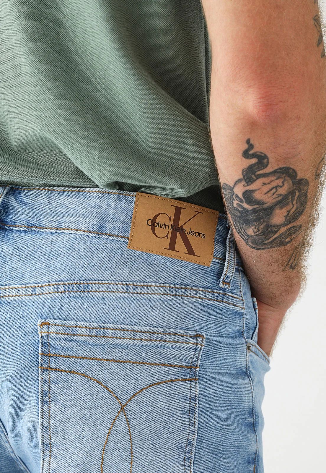BERMUDA CALVIN KLEIN JEANS AZUL CLARO