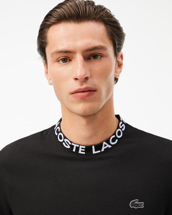CAMISETA LACOSTE PIQUÉ ULTRALEVE COM GOLA JACQUARD E LOGOTIPO PRETA