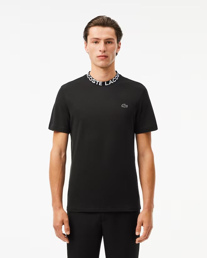 CAMISETA LACOSTE PIQUÉ ULTRALEVE COM GOLA JACQUARD E LOGOTIPO PRETA