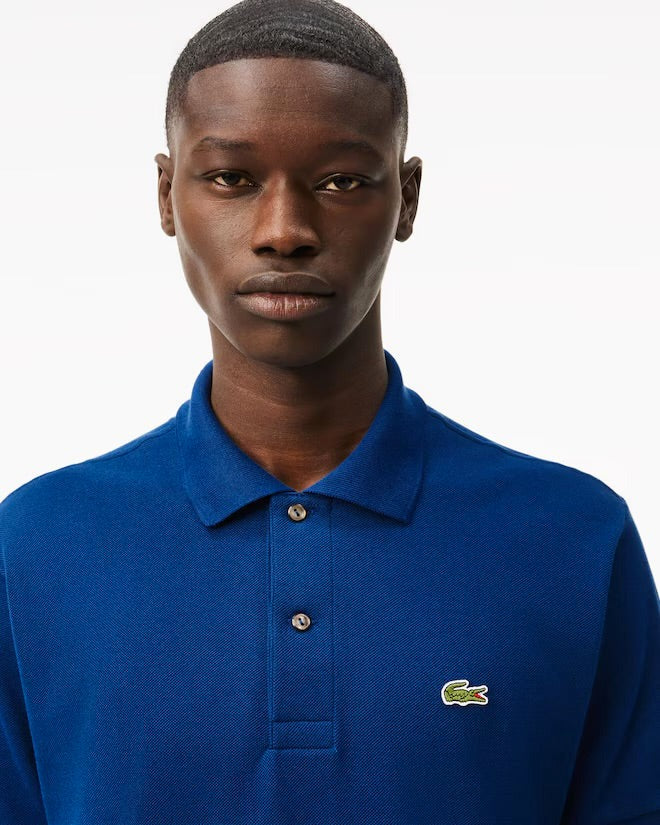 POLO LACOSTE ORIGINAL L.12.12 EM PIQUÉ DE ALGODÃO