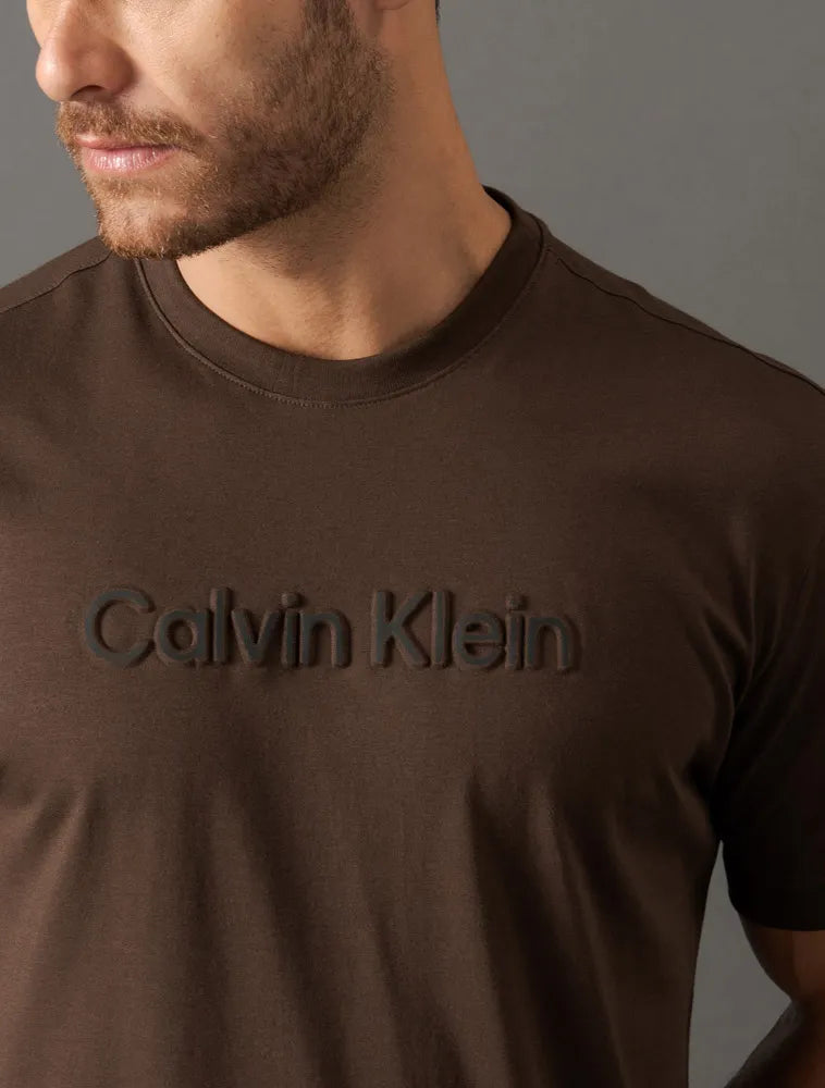 CAMISETA CALVIN KLEIN MASCULINA EMBOSSED COLOR MARROM