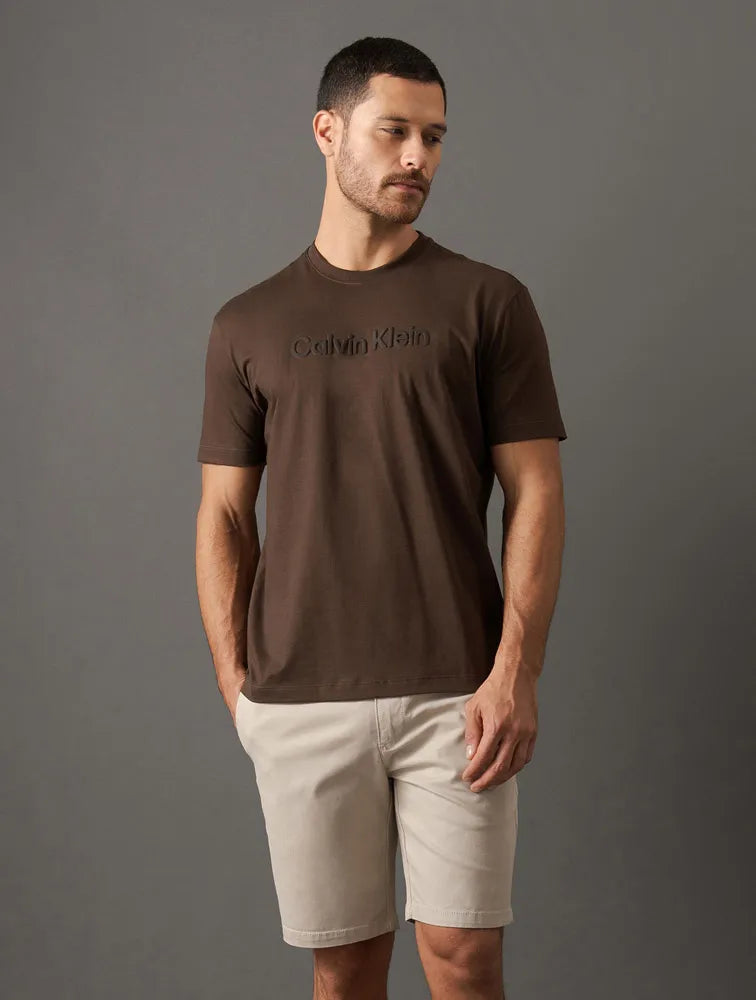 CAMISETA CALVIN KLEIN MASCULINA EMBOSSED COLOR MARROM
